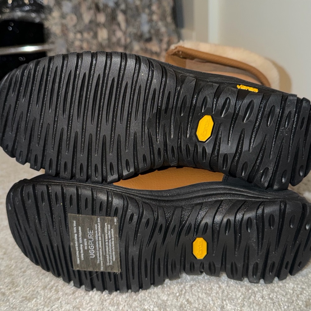UGG Adirondack II Lace Up Boots. Never Worn. Size 8 - Picture 6 of 8